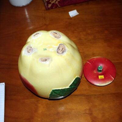 Vintage apple form cookie jar, inside chip (#246)