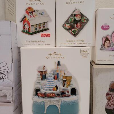 Lot 7: Assorted Hallmark Christmas Ornaments 