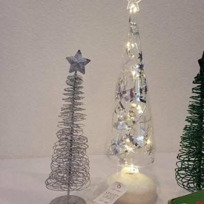 Lot 20: Assorted Christmas Tree Home Deco 