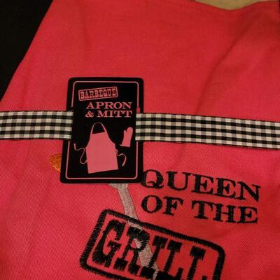 Lot 2: New Queen of the Grill Apron & Mitt (Pink. Back & White)