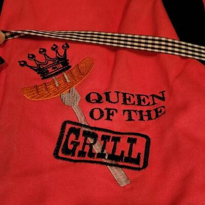 Lot 2: New Queen of the Grill Apron & Mitt (Pink. Back & White)