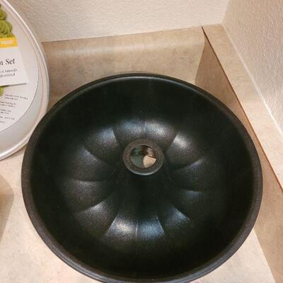 Lot 11: Baking Lot with Bundt Pan, (4) Non-stick Shell Pans & (2) 9" Pan Set