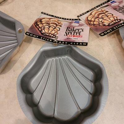 Lot 11: Baking Lot with Bundt Pan, (4) Non-stick Shell Pans & (2) 9" Pan Set