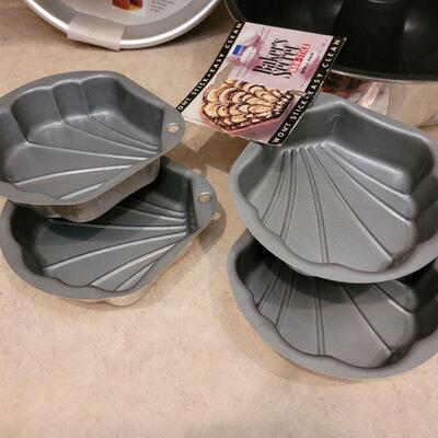 Lot 11: Baking Lot with Bundt Pan, (4) Non-stick Shell Pans & (2) 9" Pan Set