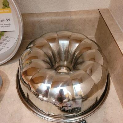 Lot 11: Baking Lot with Bundt Pan, (4) Non-stick Shell Pans & (2) 9" Pan Set
