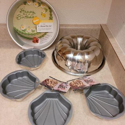 Lot 11: Baking Lot with Bundt Pan, (4) Non-stick Shell Pans & (2) 9" Pan Set