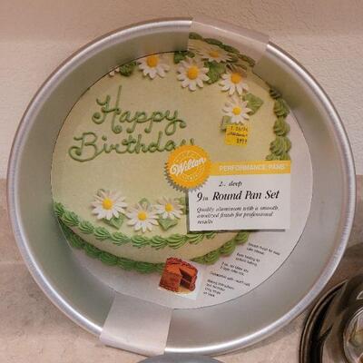 Lot 11: Baking Lot with Bundt Pan, (4) Non-stick Shell Pans & (2) 9" Pan Set