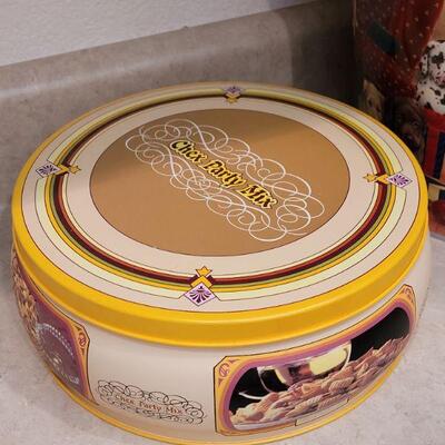 Lot 12: Vintage Metal Tin Lot