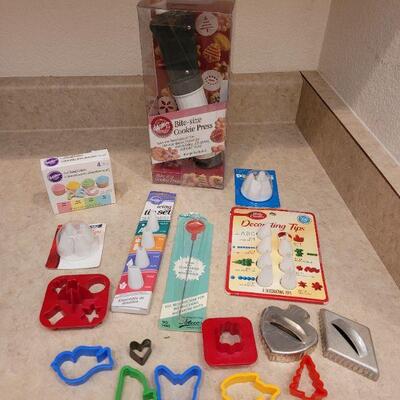 Lot 14: New Wilton's Bite Size Cookie Press, Decorating Tips & Cookie Cutters Lot