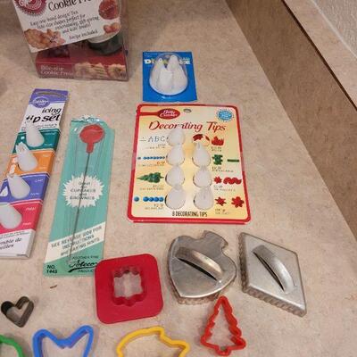 Lot 14: New Wilton's Bite Size Cookie Press, Decorating Tips & Cookie Cutters Lot