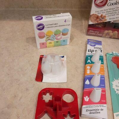 Lot 14: New Wilton's Bite Size Cookie Press, Decorating Tips & Cookie Cutters Lot