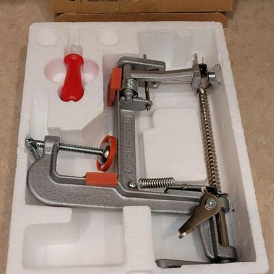 Lot 18: NEW Pampered Chef Apple Peeler/Corer/Slicer