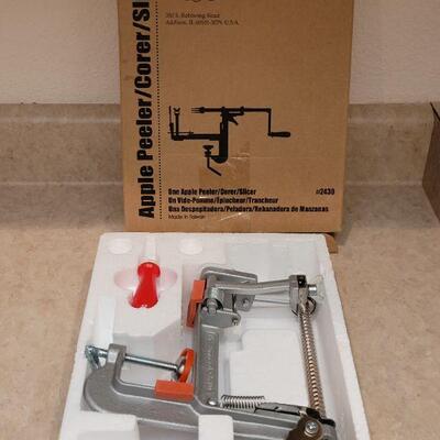 Lot 18: NEW Pampered Chef Apple Peeler/Corer/Slicer