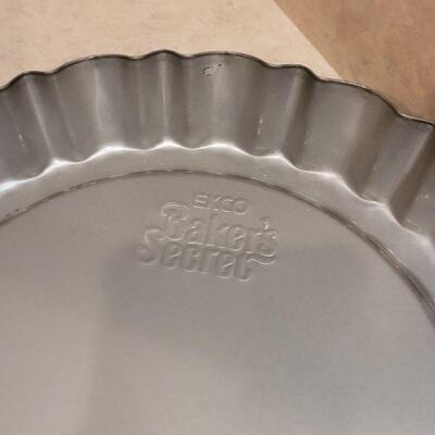 Lot 20: New Martha Stewart Baker's Blade, (2) Wilton 9" Pan Set, Baker's Secret Pan