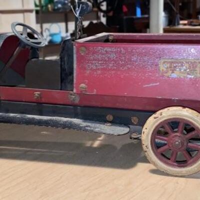 Lot 333: Antique Pressed Steel Structo Toys Windup Dump Truck 