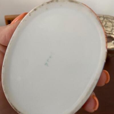 194 Decorative Porcelain Items 