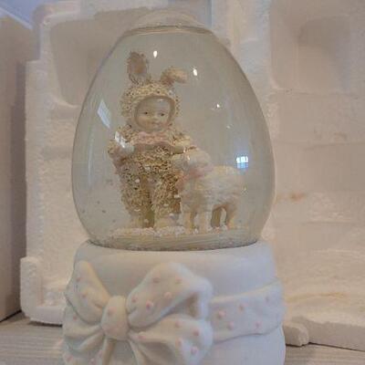 Lot 18: Vintage New Stock Dept. 56 SNOWBABIES Musical Waterglobe 