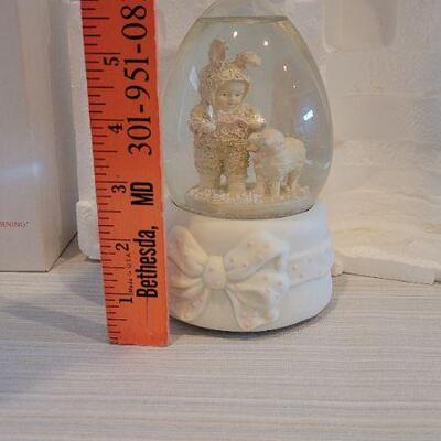 Lot 18: Vintage New Stock Dept. 56 SNOWBABIES Musical Waterglobe 