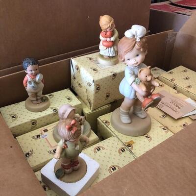 Lot of 20 Memories of yesterday figurines