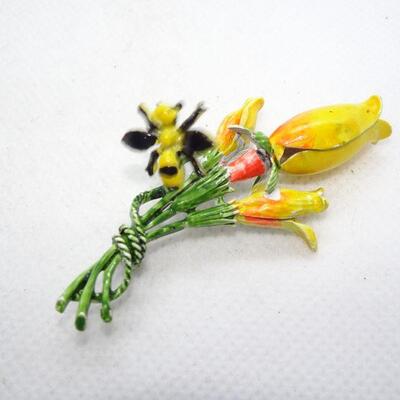Bumble Bee & Daffodils Flower Pin