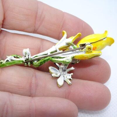 Bumble Bee & Daffodils Flower Pin