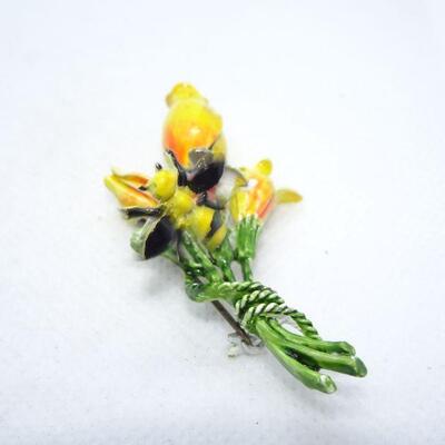 Bumble Bee & Daffodils Flower Pin