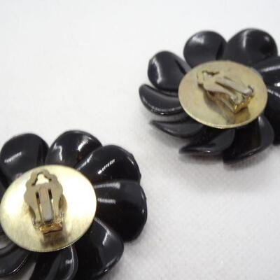 Black & White Plastic Flower Clip Earrings  Mod Flower Power 