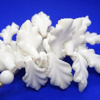 Lightweight White chunk Mid Century Necklace, Leaves