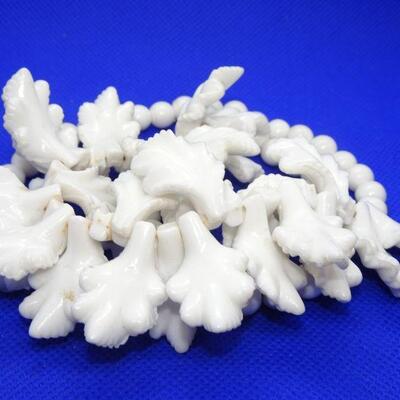Lightweight White chunk Mid Century Necklace, Leaves