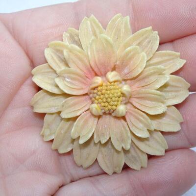 Hard Plastic Daisy Flower Pin 