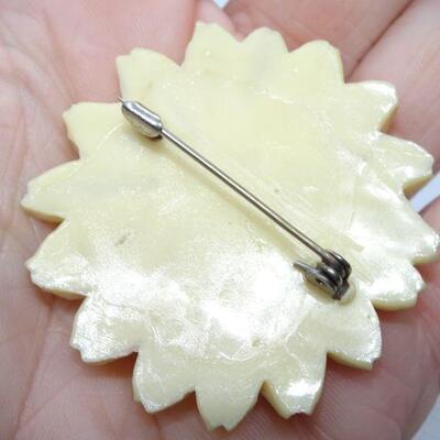 Hard Plastic Daisy Flower Pin 
