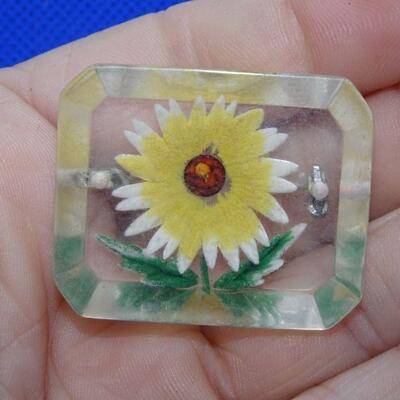 Acrylic Daisy Pin - MCM Jewelry 