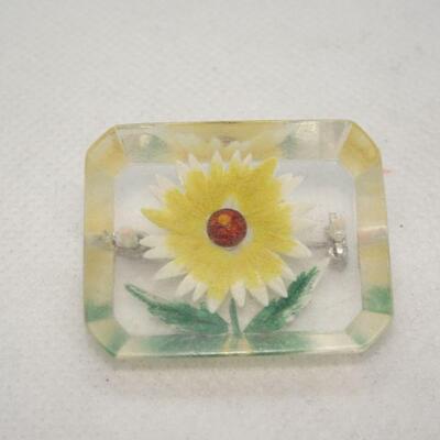 Acrylic Daisy Pin - MCM Jewelry 