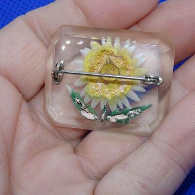 Acrylic Daisy Pin - MCM Jewelry 