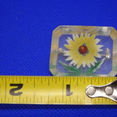 Acrylic Daisy Pin - MCM Jewelry 