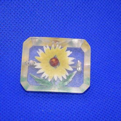 Acrylic Daisy Pin - MCM Jewelry 