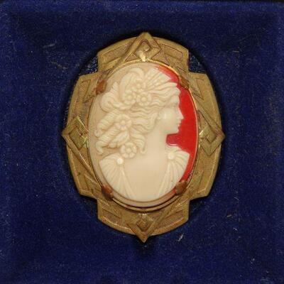Vintage Victorian Cameo Brooch RARE AVON - Reserve must be met