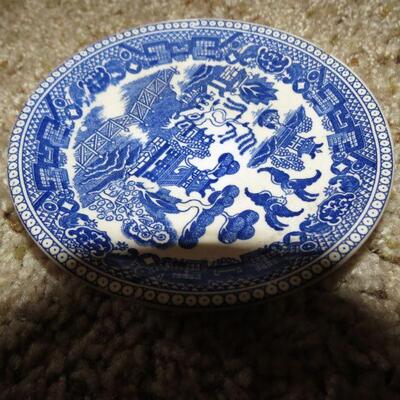Seven Pieces Vintage Asian Chinese Japanese Plates Bowls Imari Multicolor - Item # 57