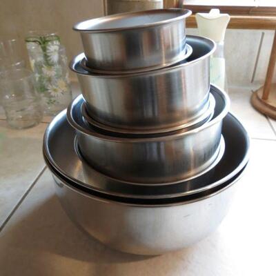 Lot 10 Metal Mixing Bowls - Item # 132