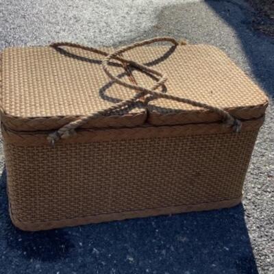 279 Vintage Redmon Picnic Basket 