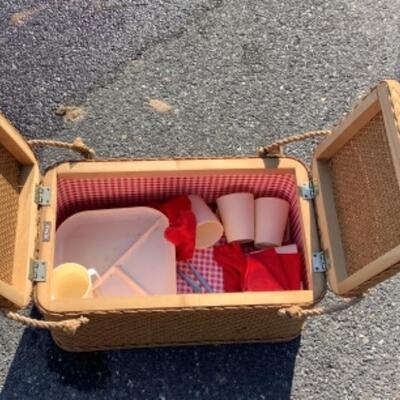 279 Vintage Redmon Picnic Basket 