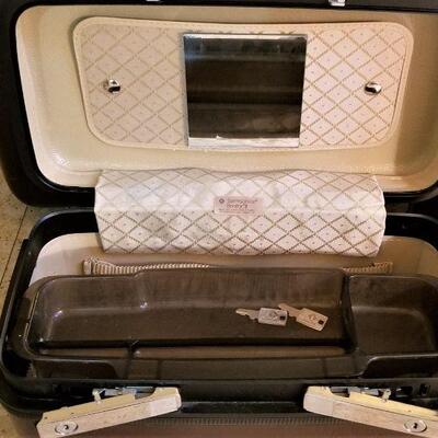 Lot #95  Three Piece Set of vintage Samsonite Luggage with keys - clean