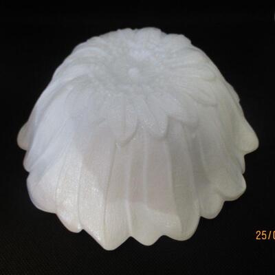 Lot 8 - Indiana Glass Lily Pons Milk Glass Bowl