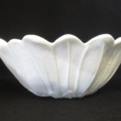 Lot 8 - Indiana Glass Lily Pons Milk Glass Bowl