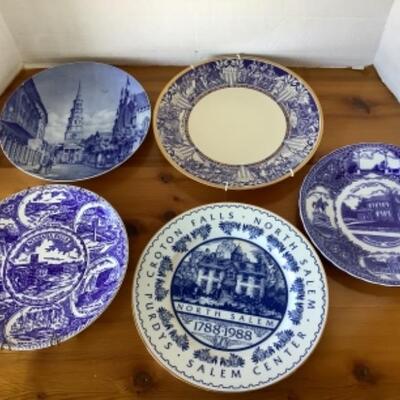 372 Five Blue and White Decorative Plates