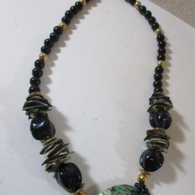 Beautiful Mother of Pearl Seashell Bib Choker Necklace 