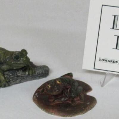 2 Frog Figures