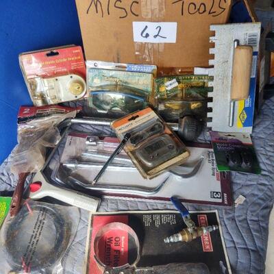 LOT 62-Oil filter wrench, safety glasses, trowel/scraper, drum brake spring pliers kit, pneum swivel hose, paintbrush, coupling mender,,...