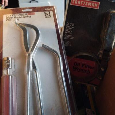 LOT 62-Oil filter wrench, safety glasses, trowel/scraper, drum brake spring pliers kit, pneum swivel hose, paintbrush, coupling mender,,...