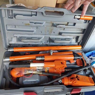 LOT 70 - heavy duty portable hydraulic puller kit